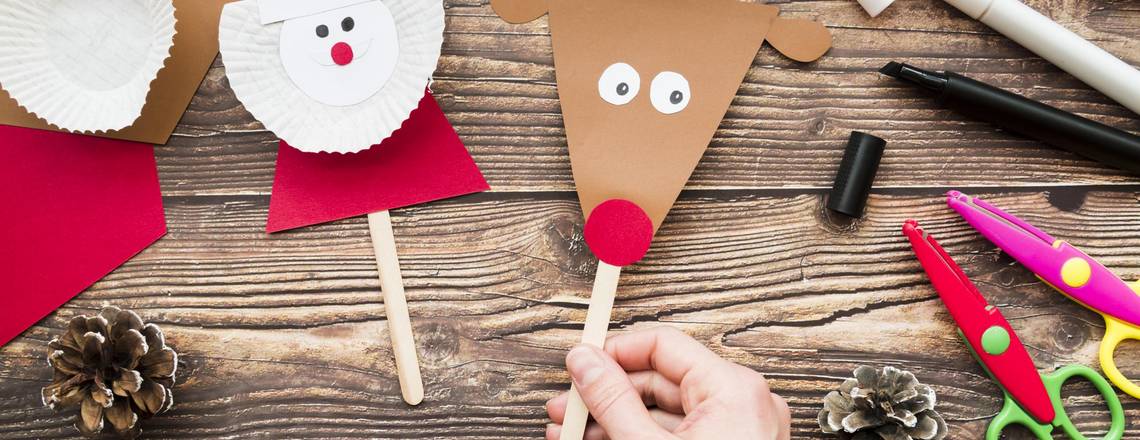 nahaufnahme der haltenden stuetzen der frau gemacht mit papier auf hoelzernem schreibtisch
